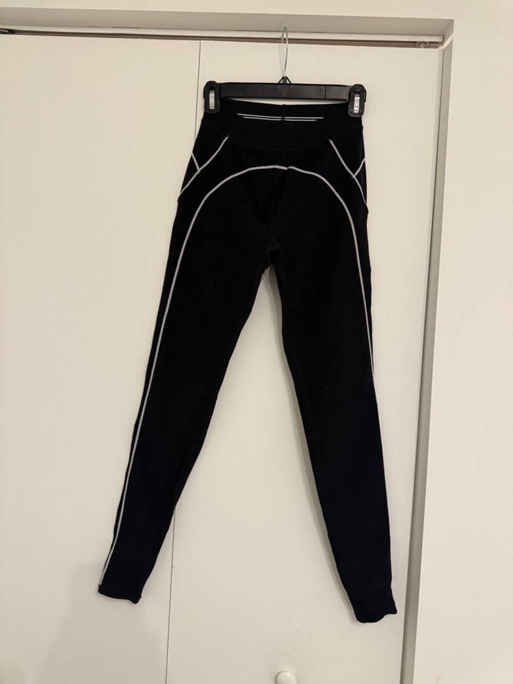 Alo Yoga Black Athletic Leggings with Contrast Piping (matching bra available)